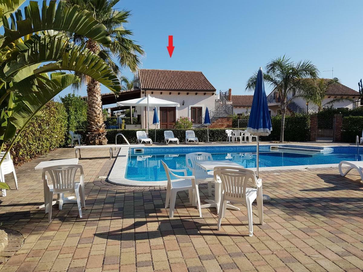 Mansarda Con Vista Piscina Vila Campofelice Di Roccella Exterior foto