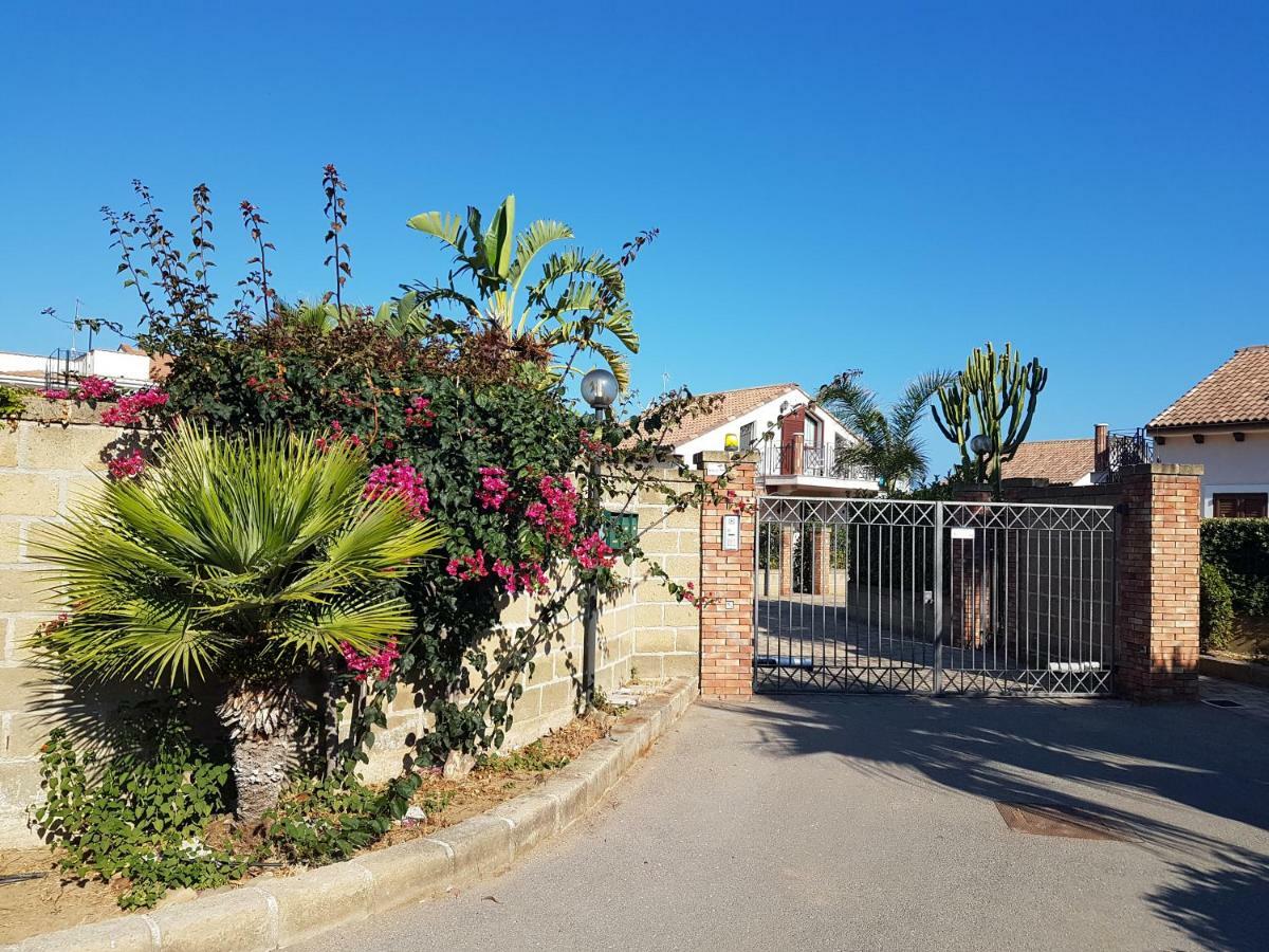 Mansarda Con Vista Piscina Vila Campofelice Di Roccella Exterior foto