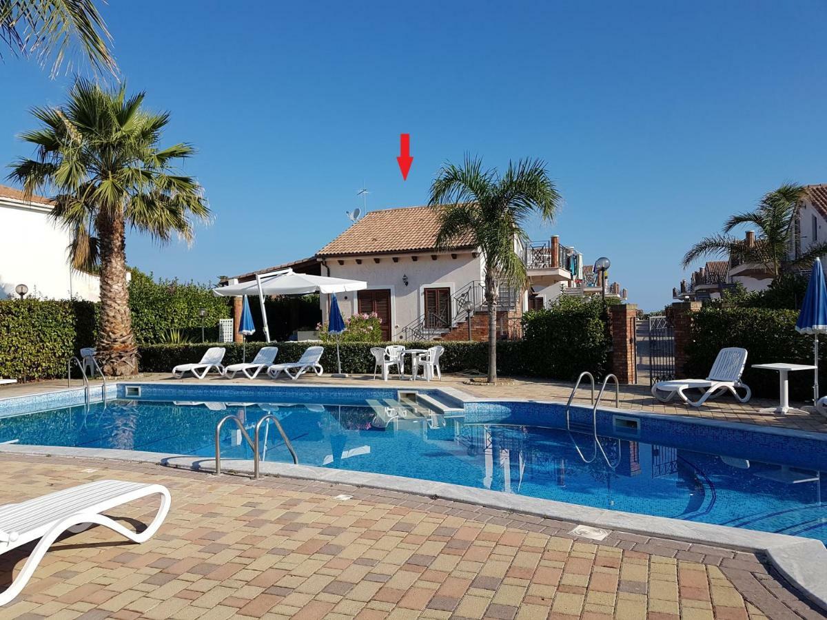 Mansarda Con Vista Piscina Vila Campofelice Di Roccella Exterior foto