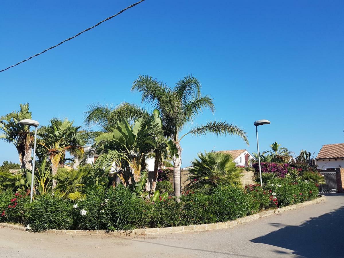 Mansarda Con Vista Piscina Vila Campofelice Di Roccella Exterior foto