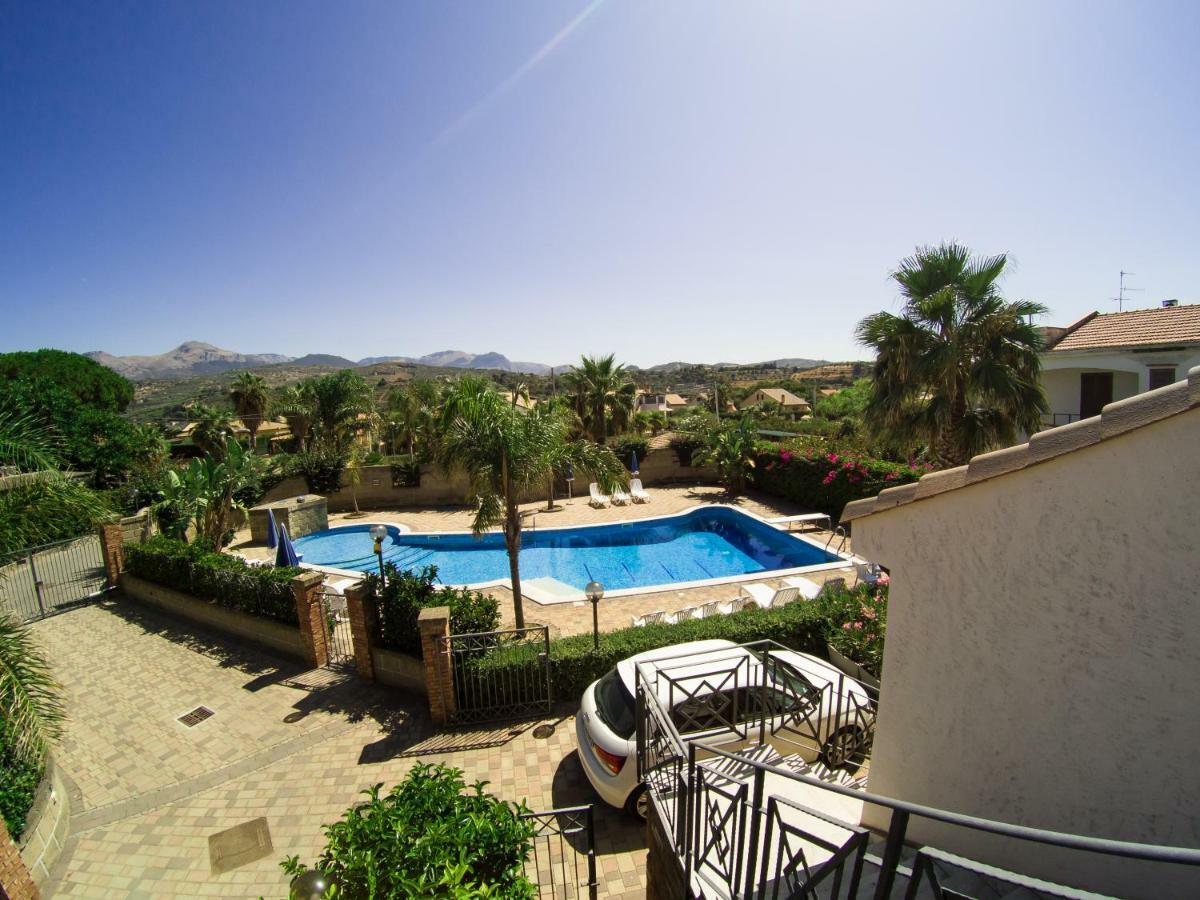 Mansarda Con Vista Piscina Vila Campofelice Di Roccella Exterior foto