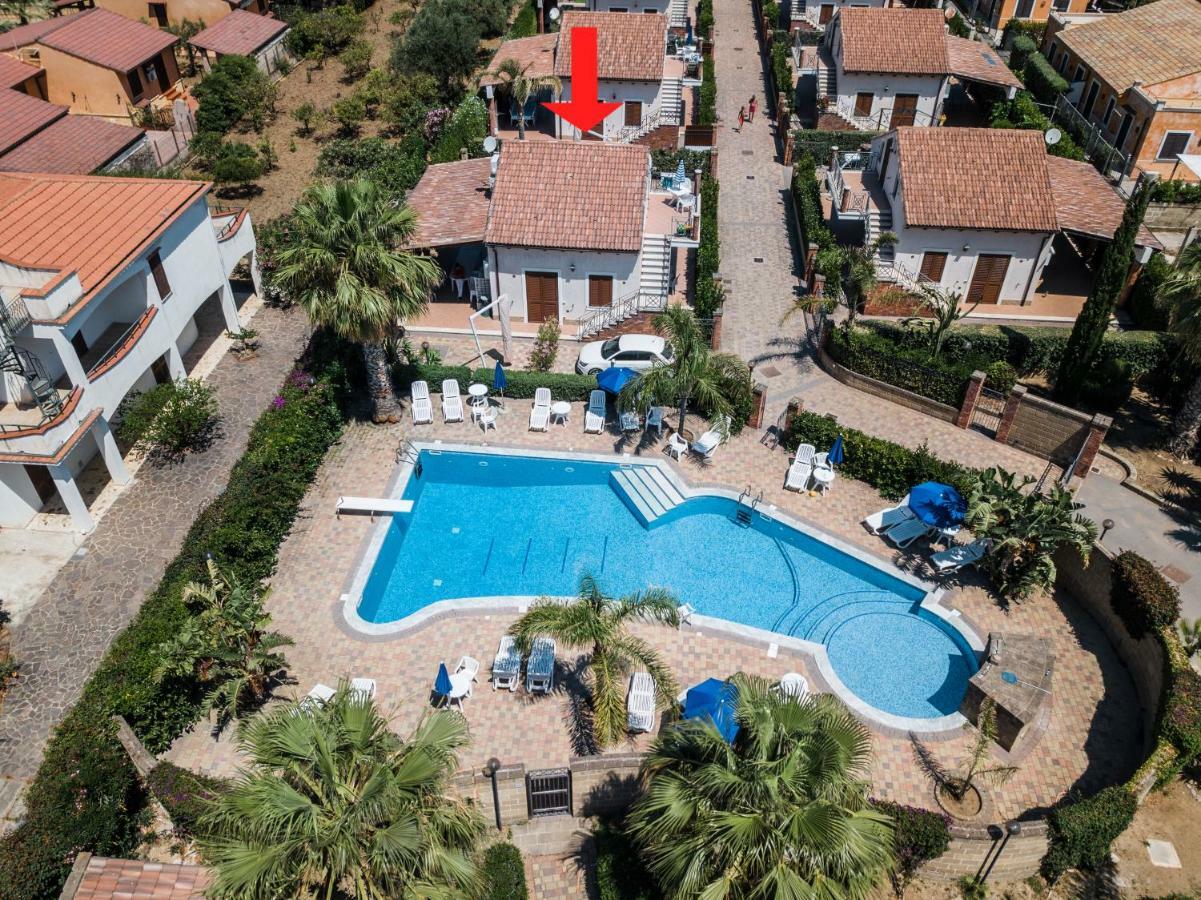 Mansarda Con Vista Piscina Vila Campofelice Di Roccella Exterior foto