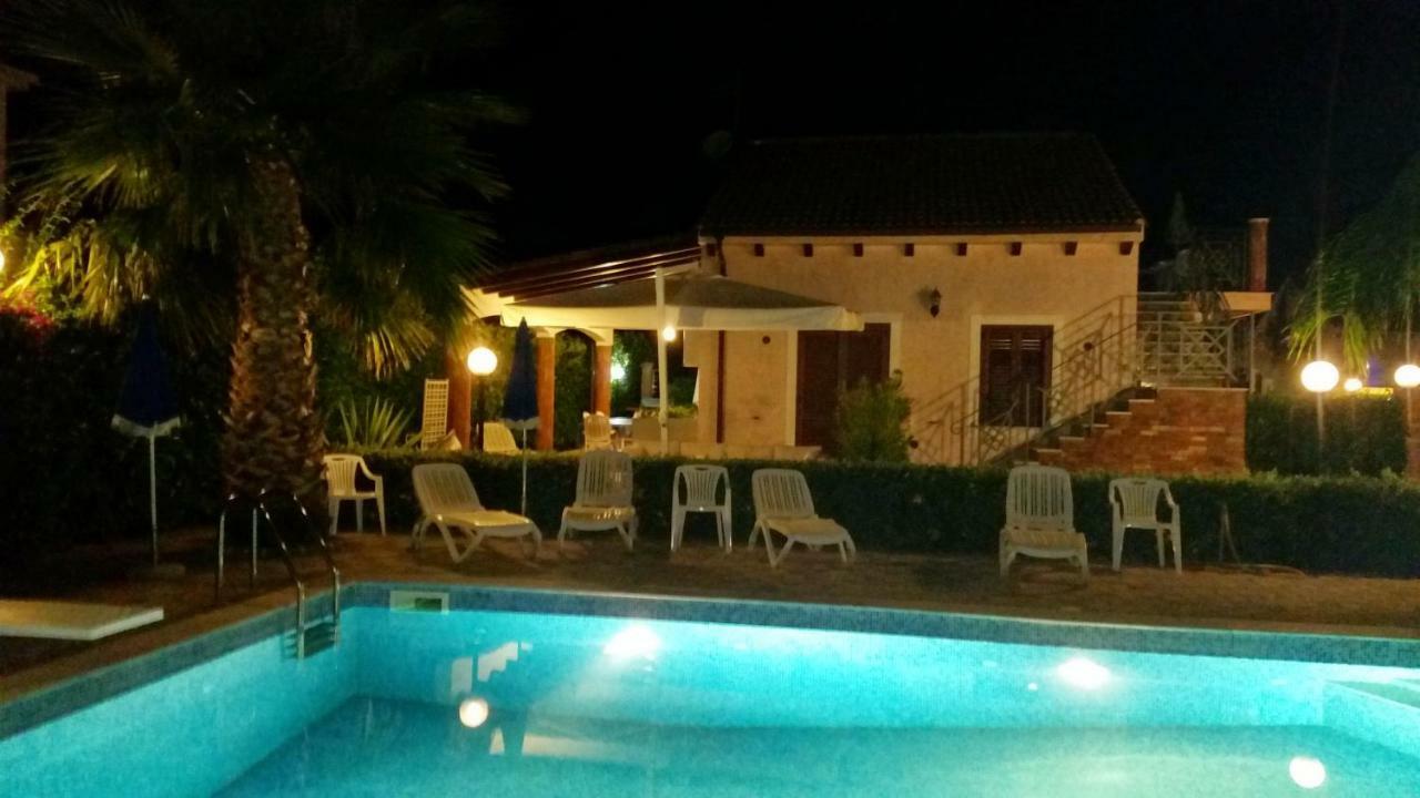 Mansarda Con Vista Piscina Vila Campofelice Di Roccella Exterior foto
